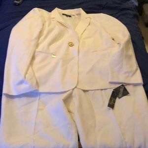 NWOT Emily Cream suit Size 18